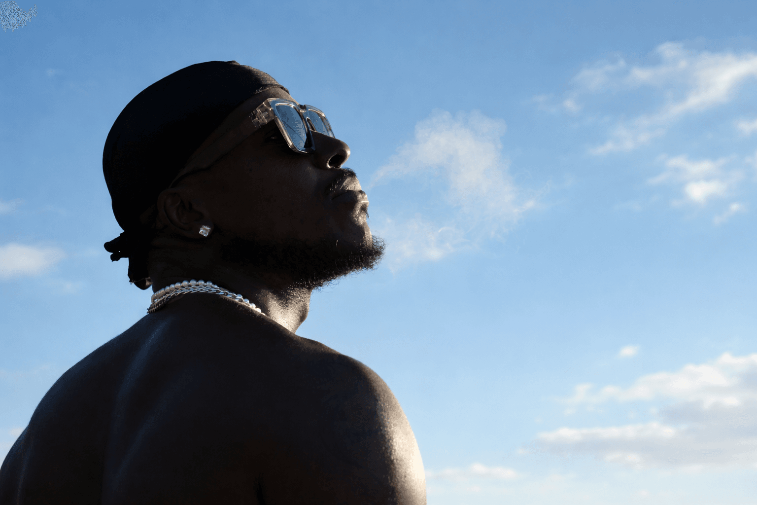 Mendeznavoz transforma vivência em som no álbum “Dinheiro Não Aceita Desaforo”