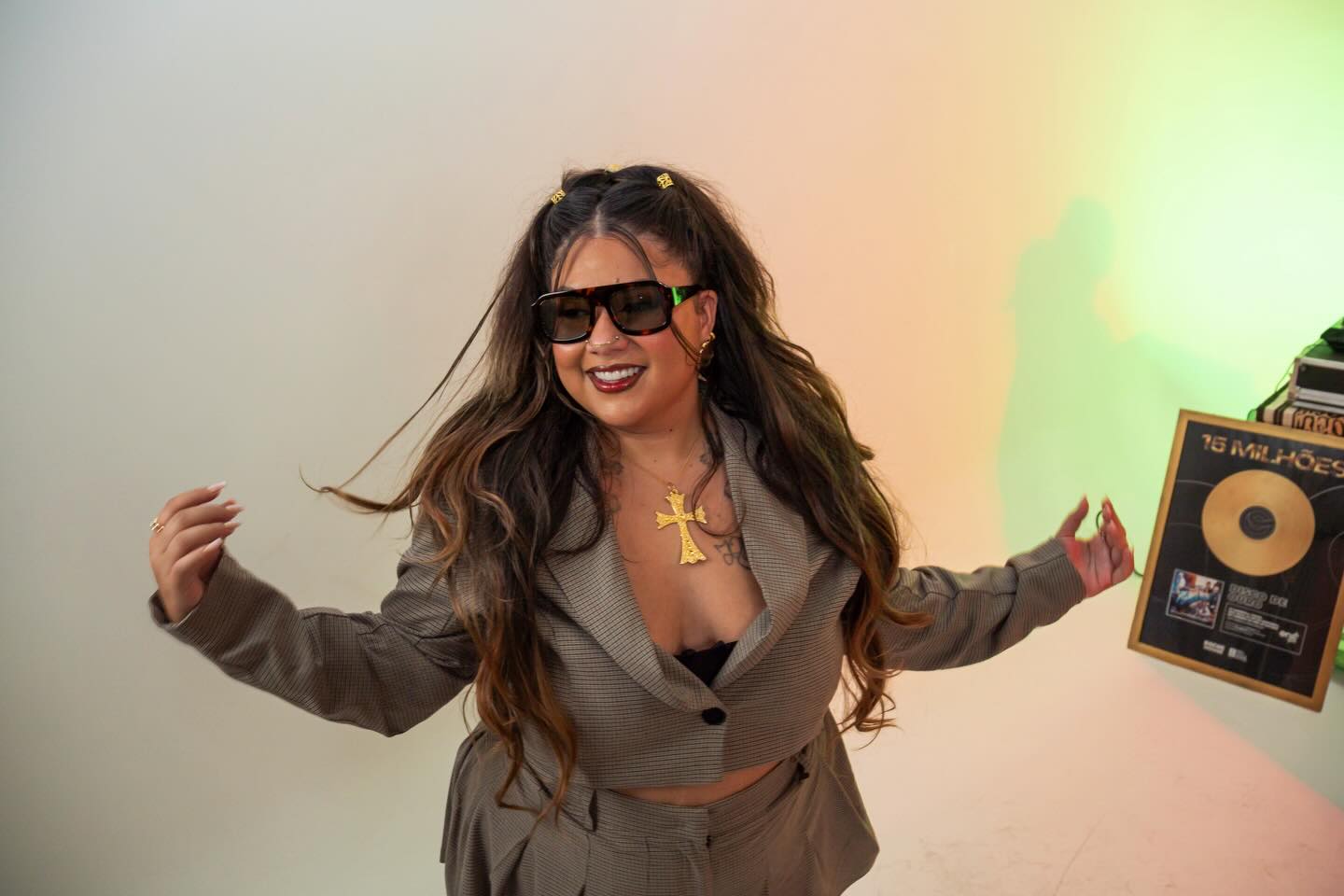 Em “Segue o Baile”: Dona Onça não pede licença, ela só manda descer