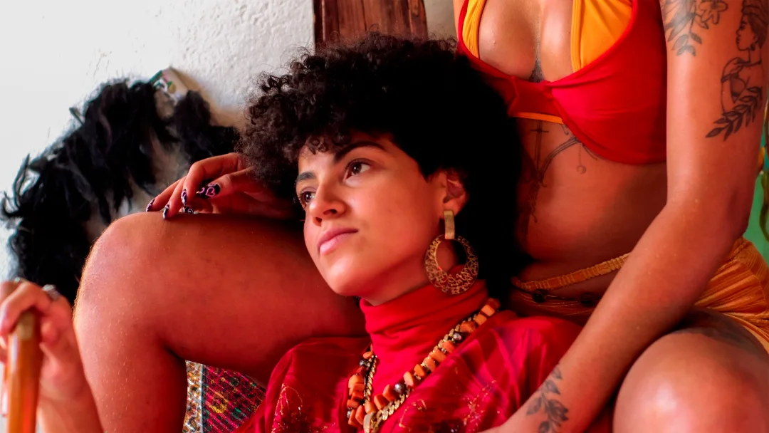 Amor, fúria e visão: Madra entrega um projeto que não pede atenção… ele exige